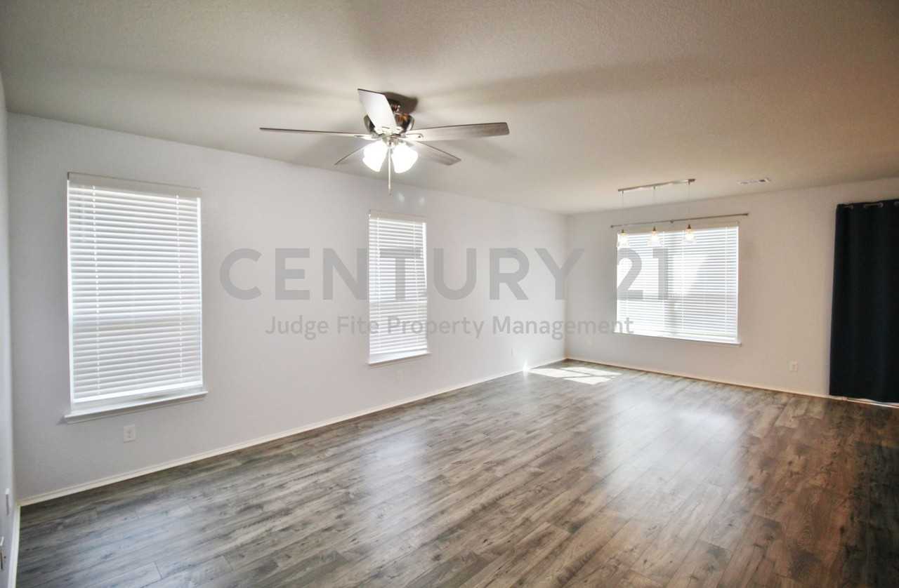 2139 Mossbrook Dr - Photo 2 of 31