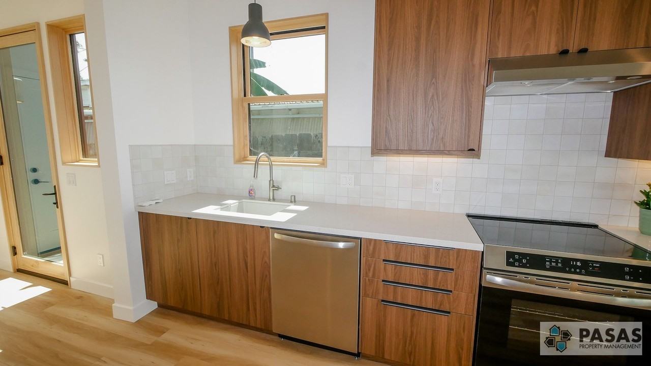 4980 Narragansett Ave - Photo 4 of 40