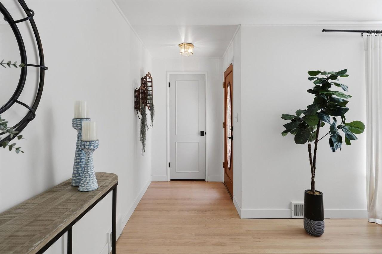 4076 Ne 87th St - Photo 4 of 26