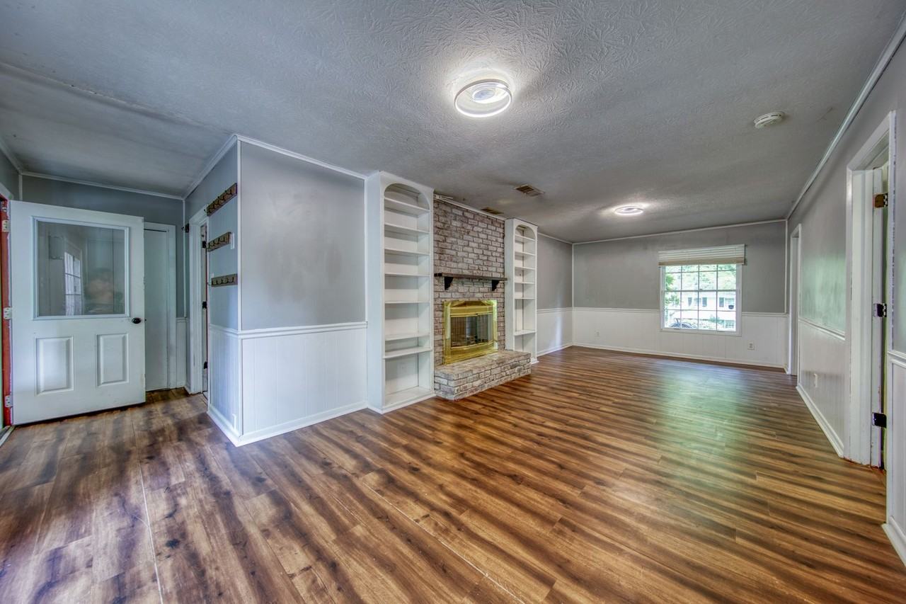 105 Newton Ln - Photo 3 of 28