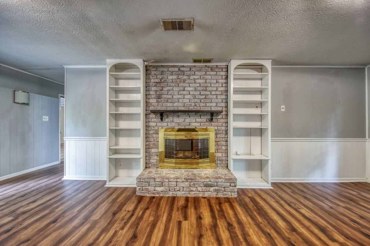 105 Newton Ln - Photo 4 of 28