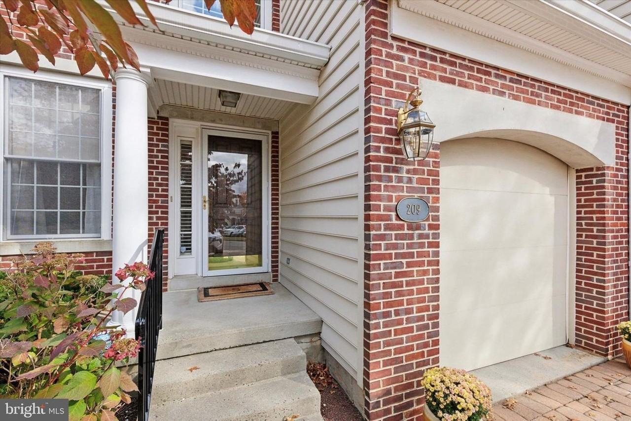 209 Westminster Pl - Photo 2 of 26
