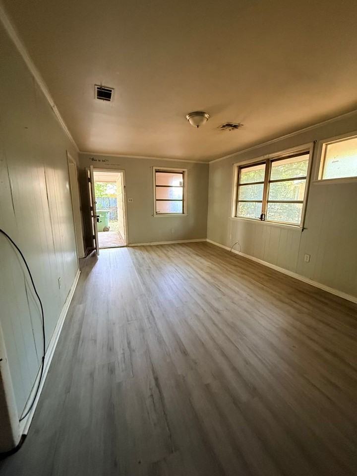 1823 Speigle St - Photo 3 of 11