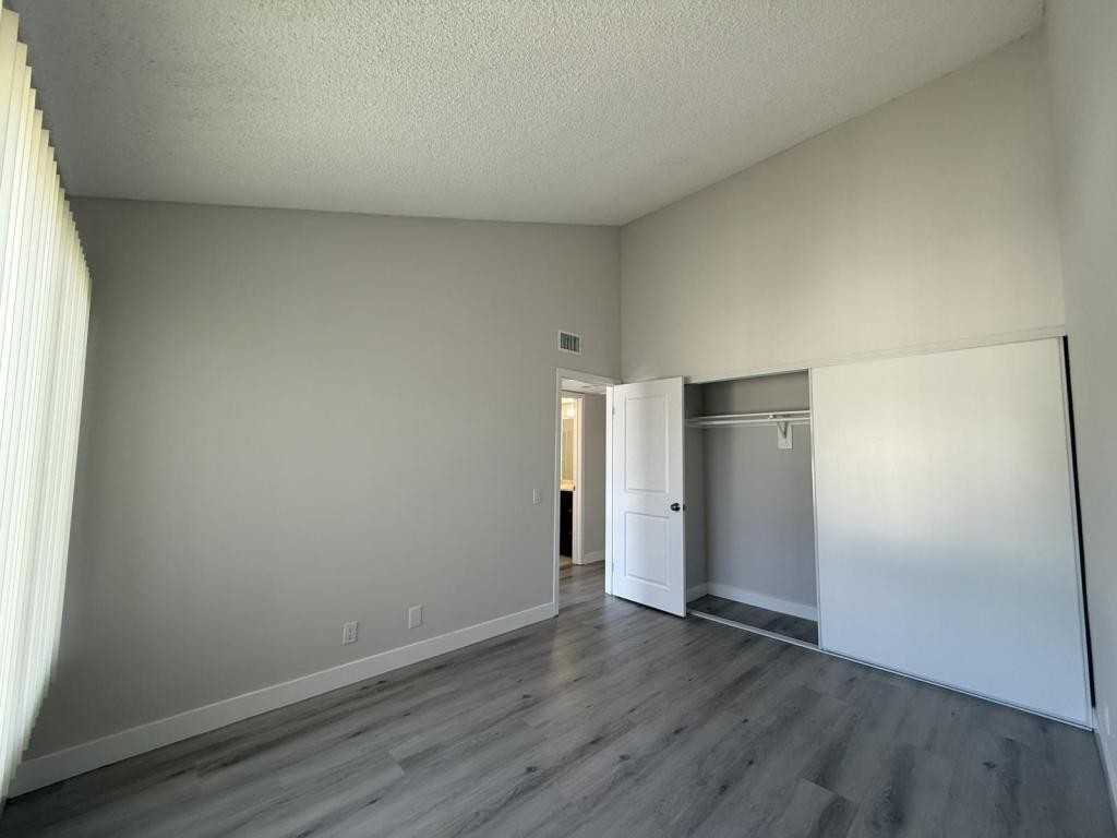 110 N Richmont Dr - Photo 3 of 7