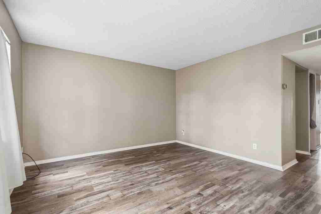 940 Manor Mall - Photo 2 of 31