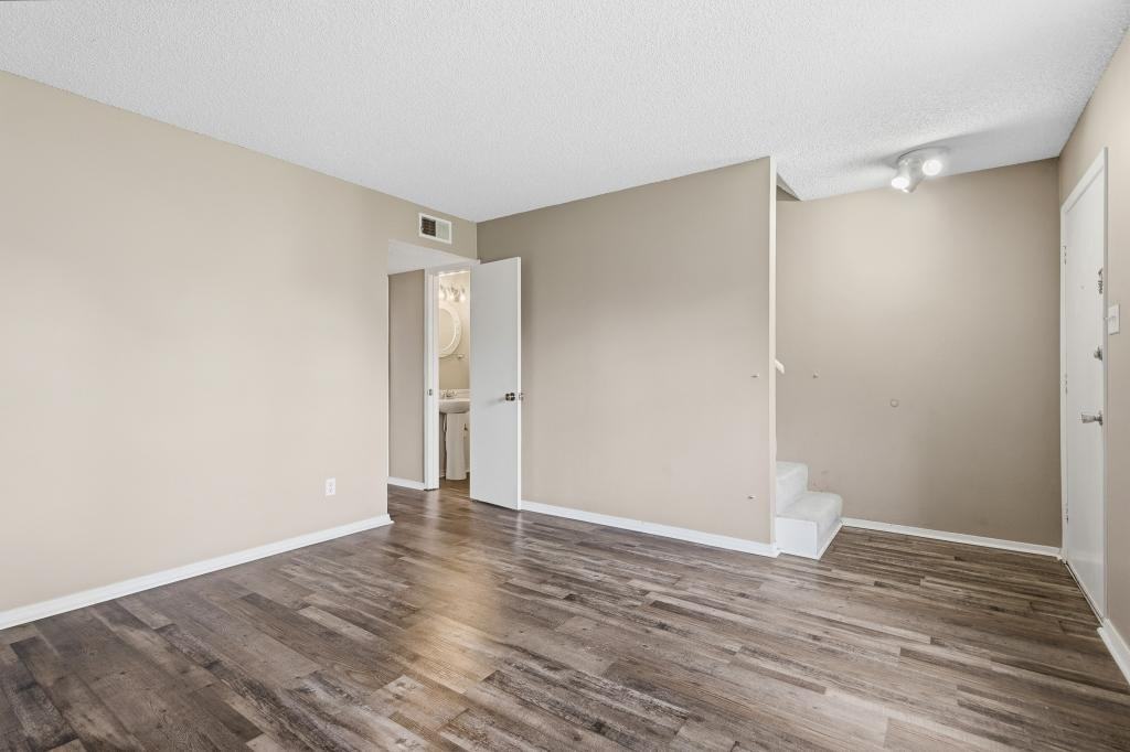 940 Manor Mall - Photo 3 of 31