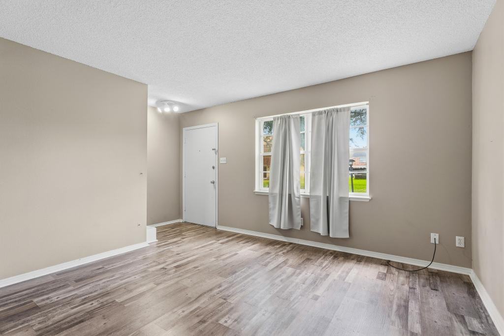940 Manor Mall - Photo 4 of 31