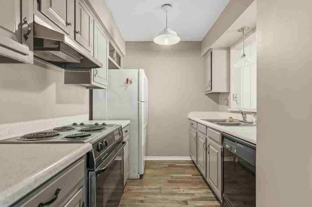 940 Manor Mall - Photo 5 of 31