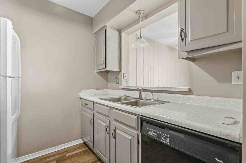 940 Manor Mall - Photo 7 of 31