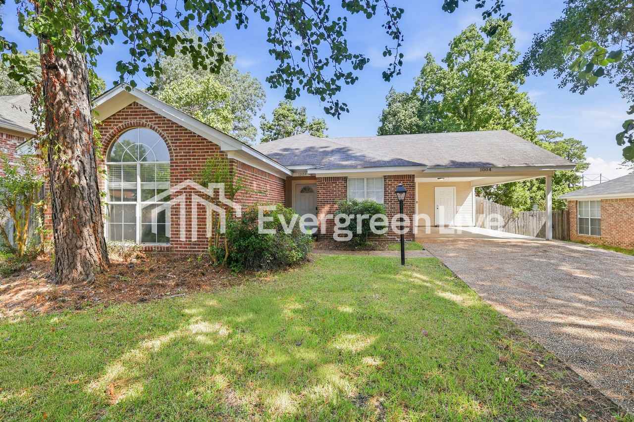 1004 Craig Cir - Photo 2 of 15