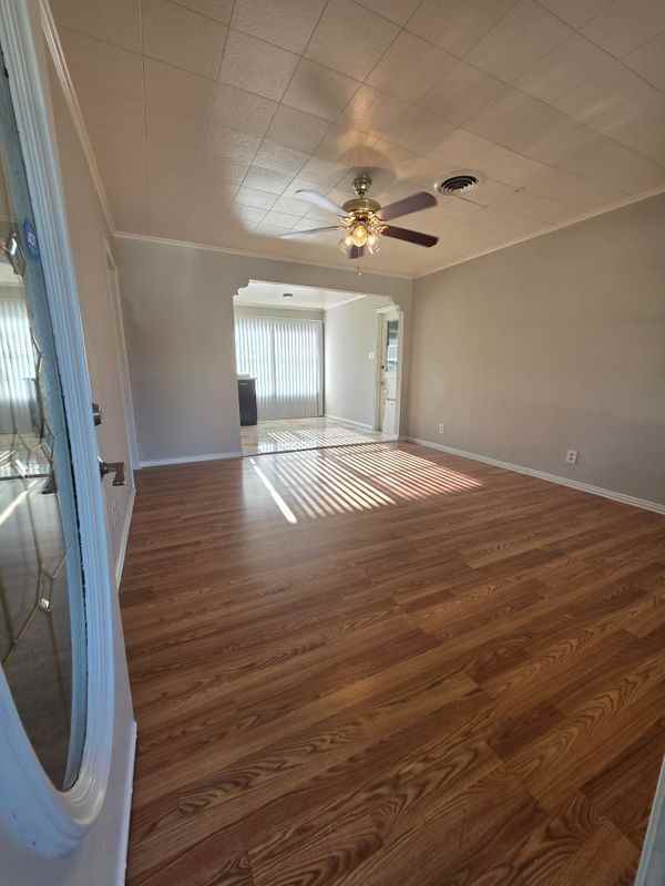 1312 Miles St - Photo 3 of 26
