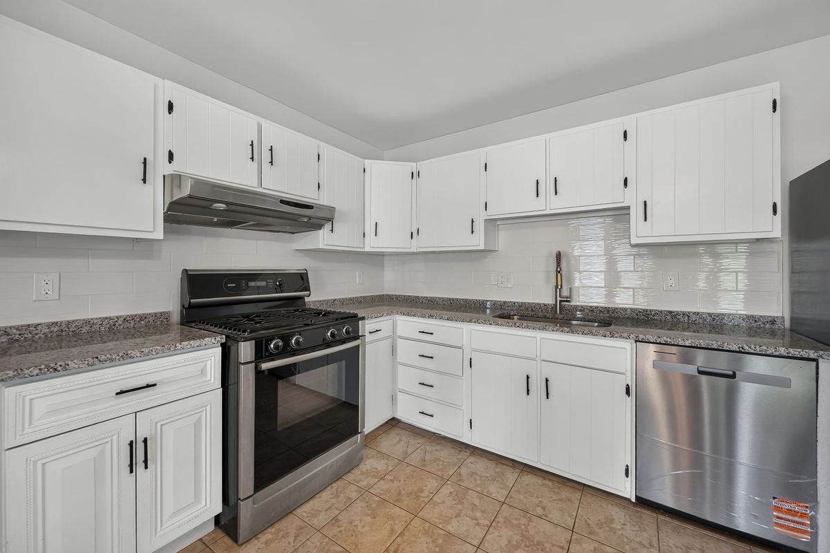 1675 Central Pkwy - Photo 4 of 26