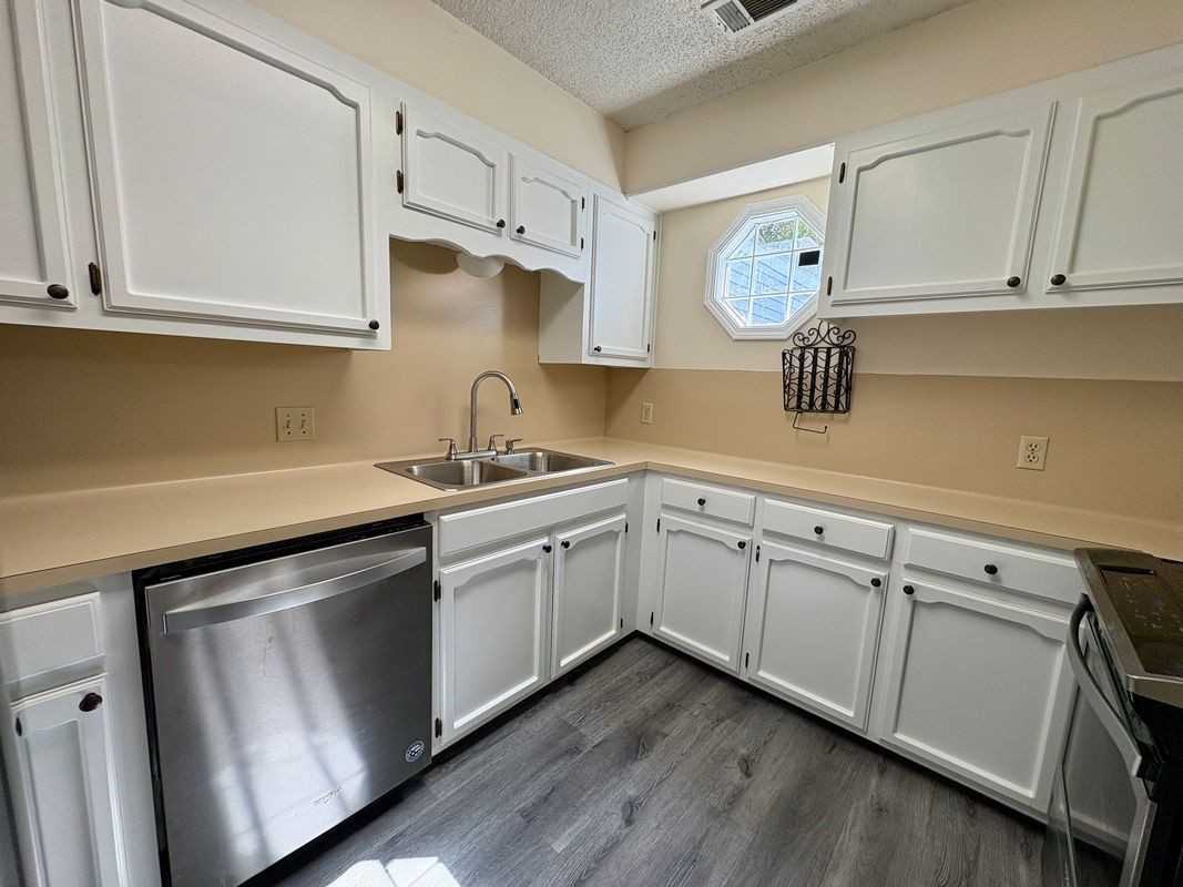 5490 Sleepy Hollow Dr - Photo 3 of 11