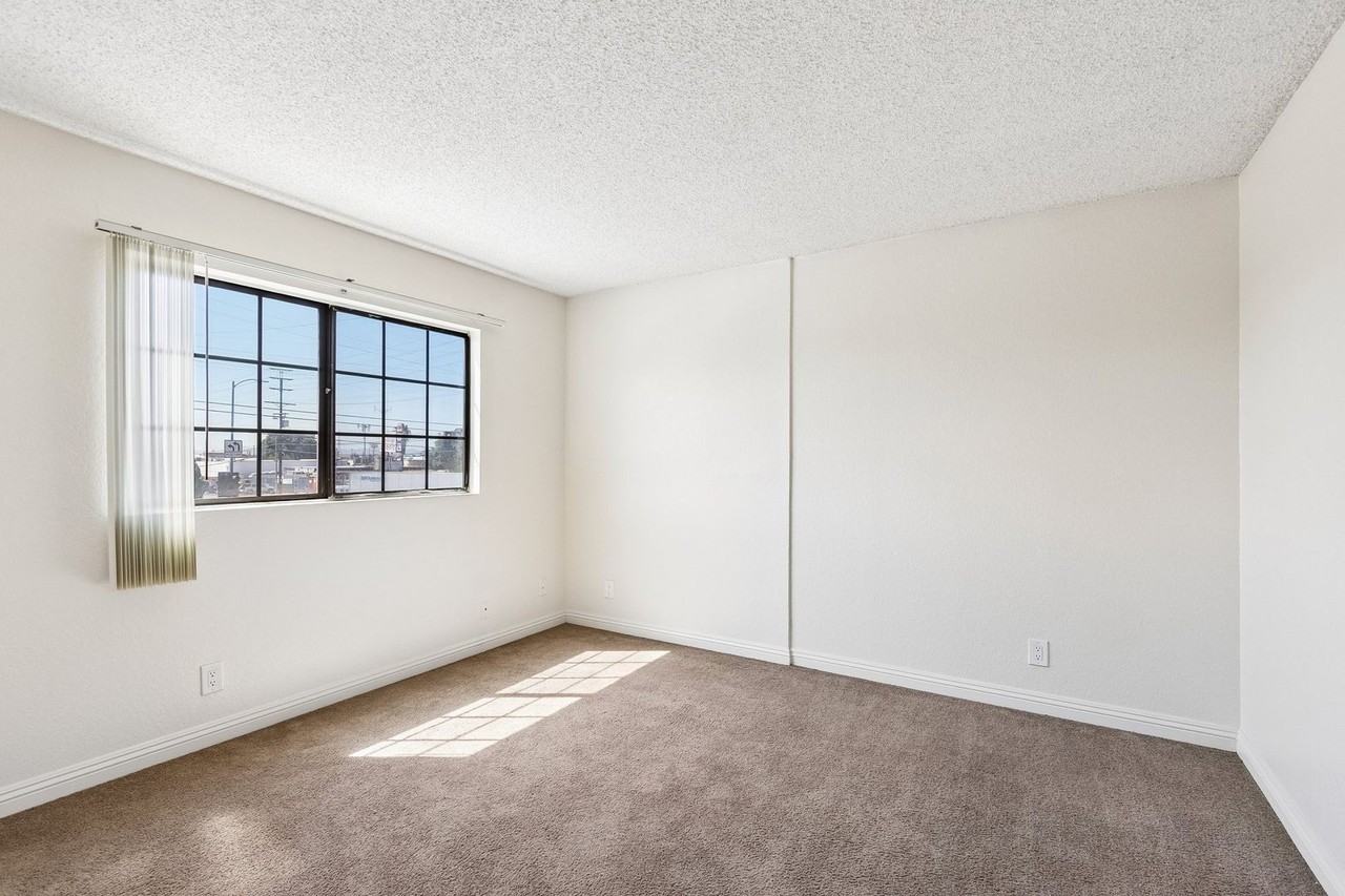 Laurel Canyon Apartments - Photo 2 of 34