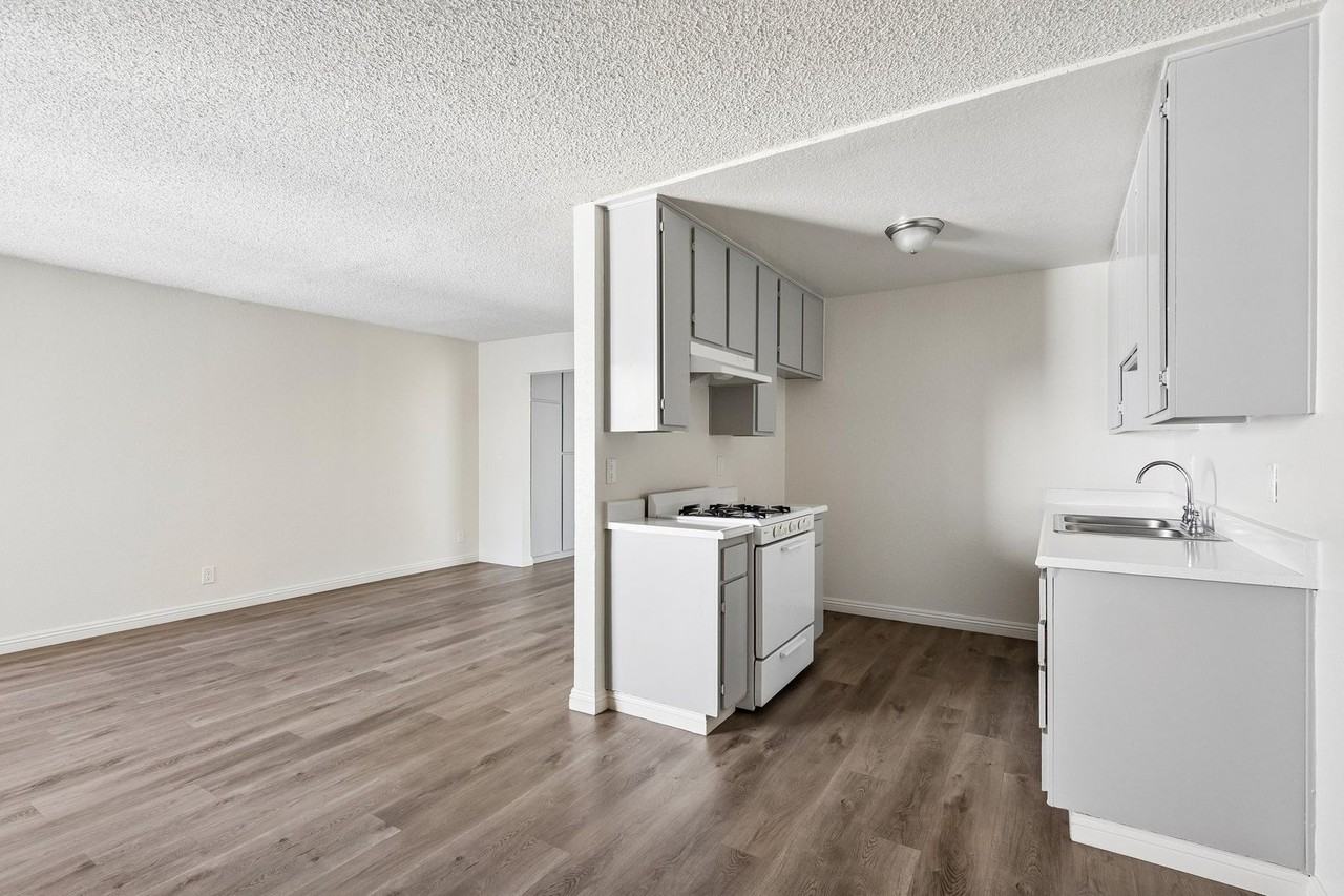 Laurel Canyon Apartments - Photo 4 of 34