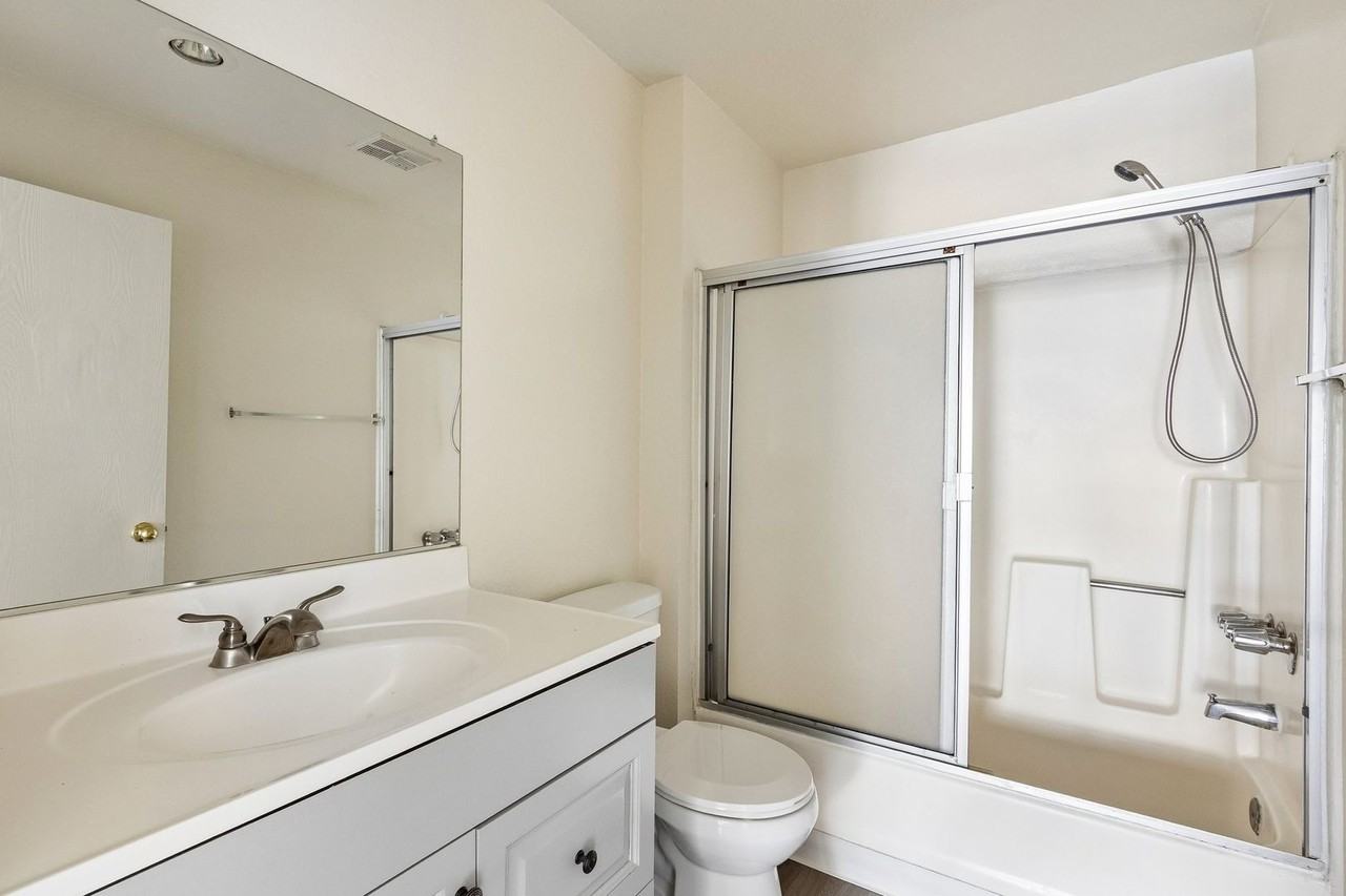 Laurel Canyon Apartments - Photo 7 of 34