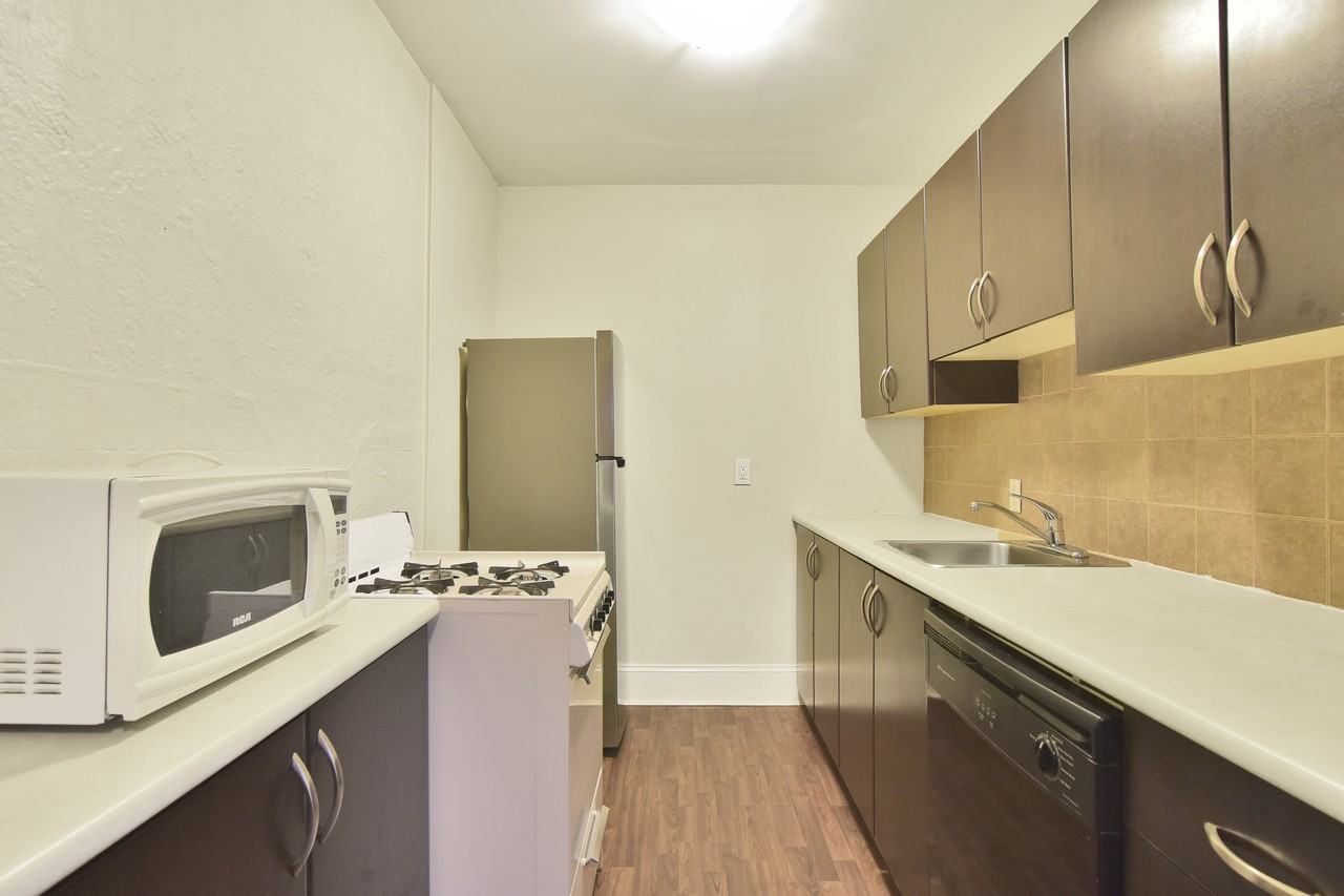 935 Jervis Street #18 - Photo 4 of 19