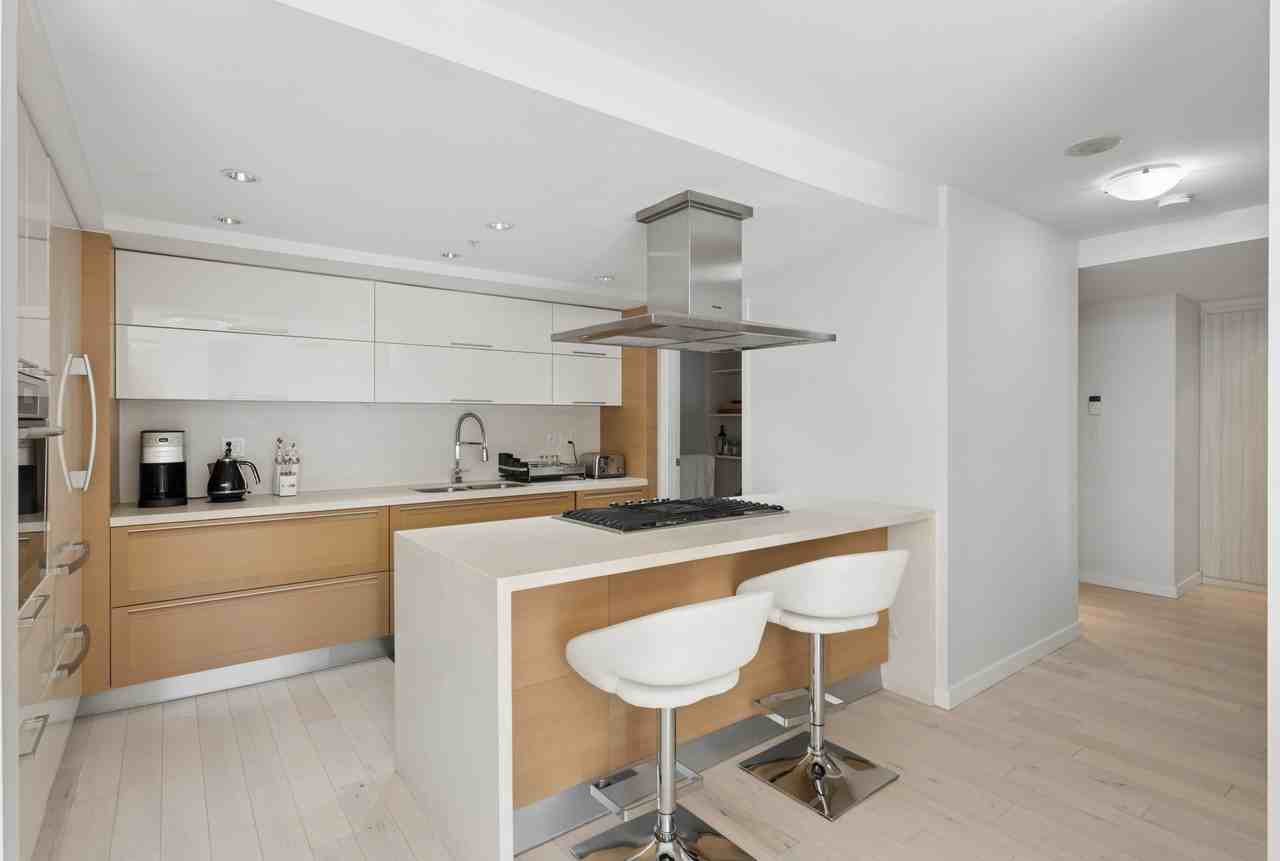 8 Smithe Mews #305 - Photo 5 of 36