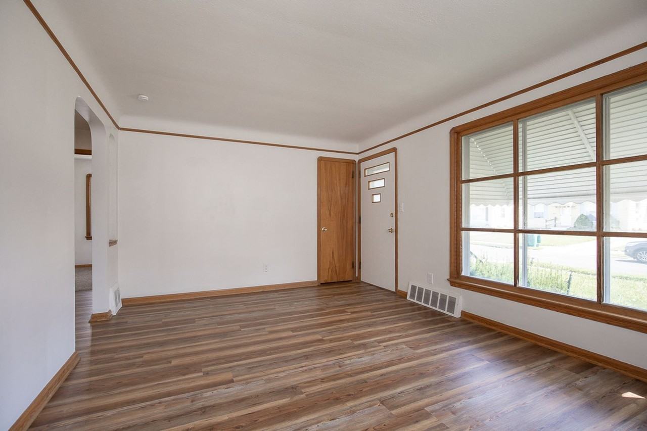 16011 Maplewood Ave - Photo 2 of 28
