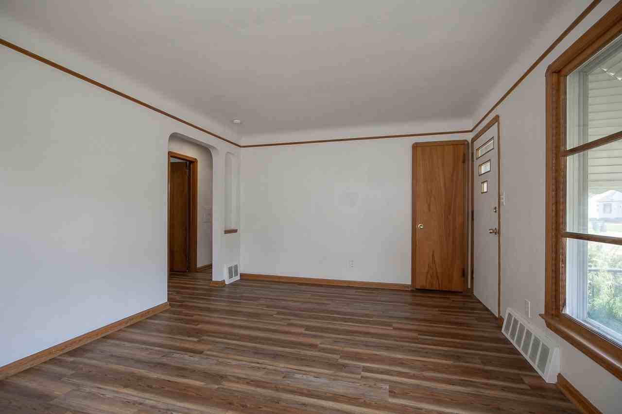 16011 Maplewood Ave - Photo 4 of 28