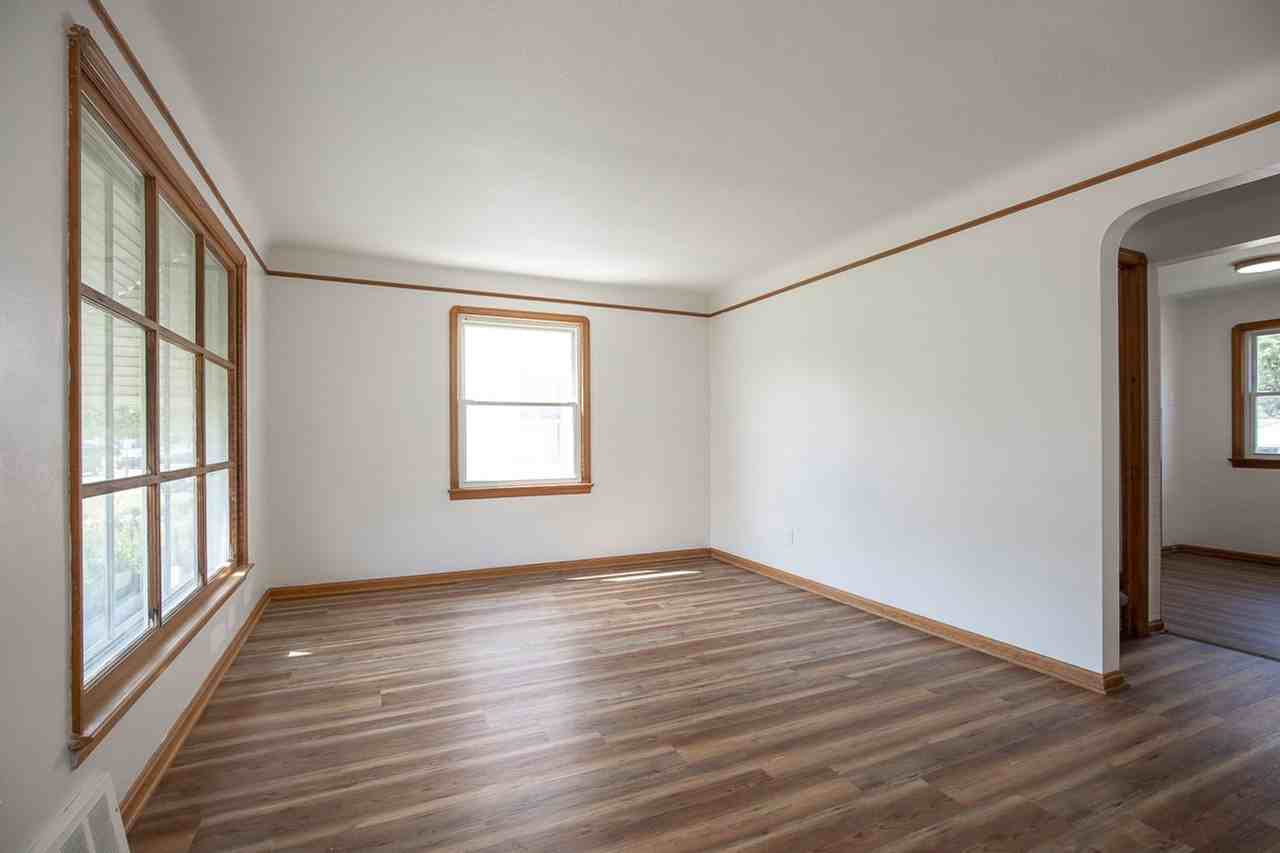 16011 Maplewood Ave - Photo 5 of 28