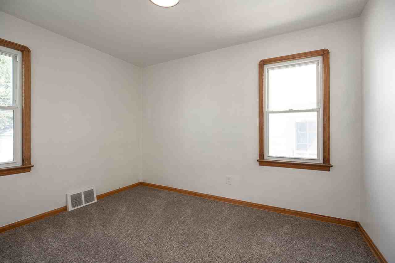 16011 Maplewood Ave - Photo 6 of 28