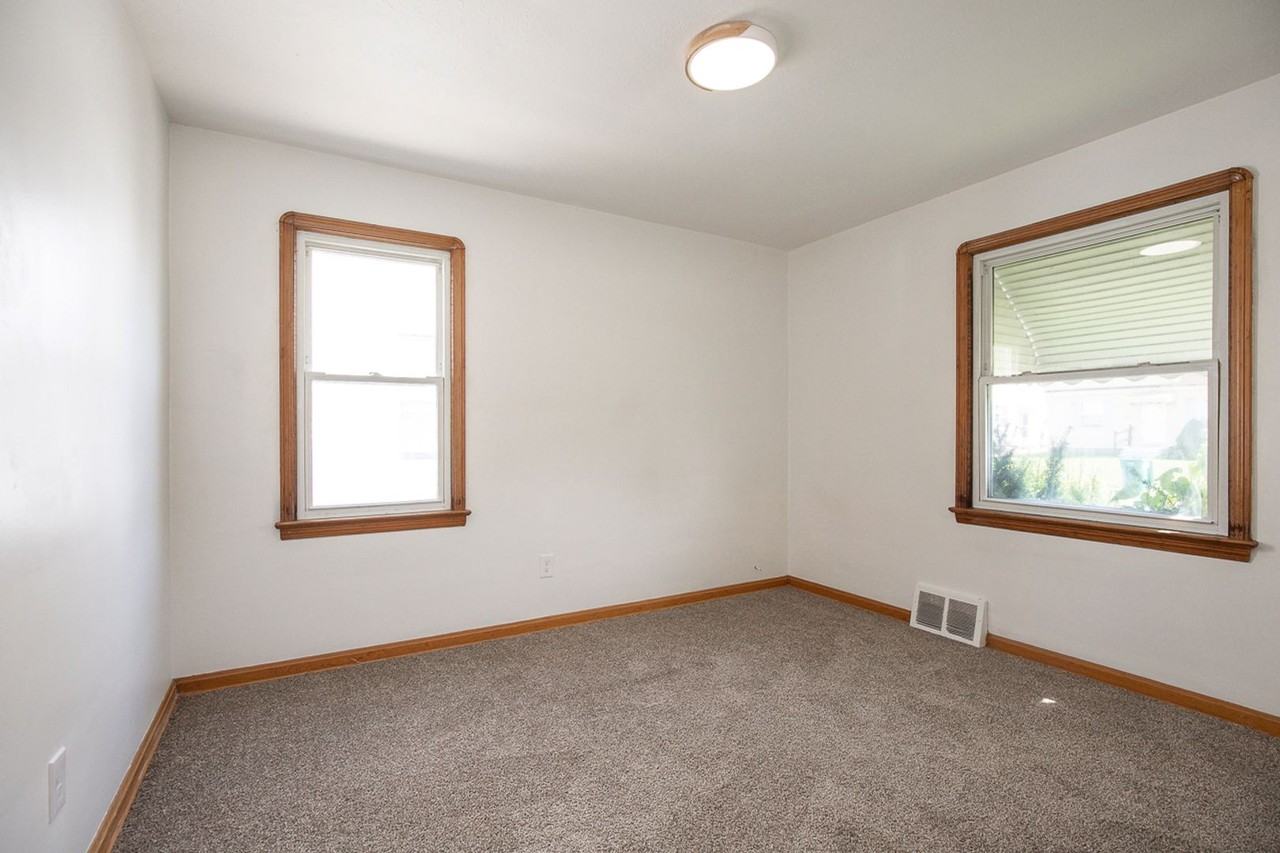 16011 Maplewood Ave - Photo 7 of 28