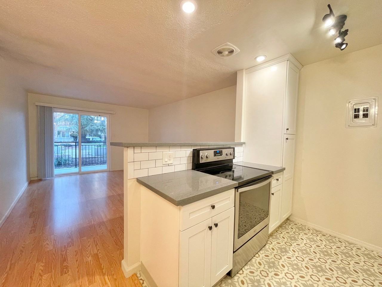 1100 39th Street - Photo 4 of 23