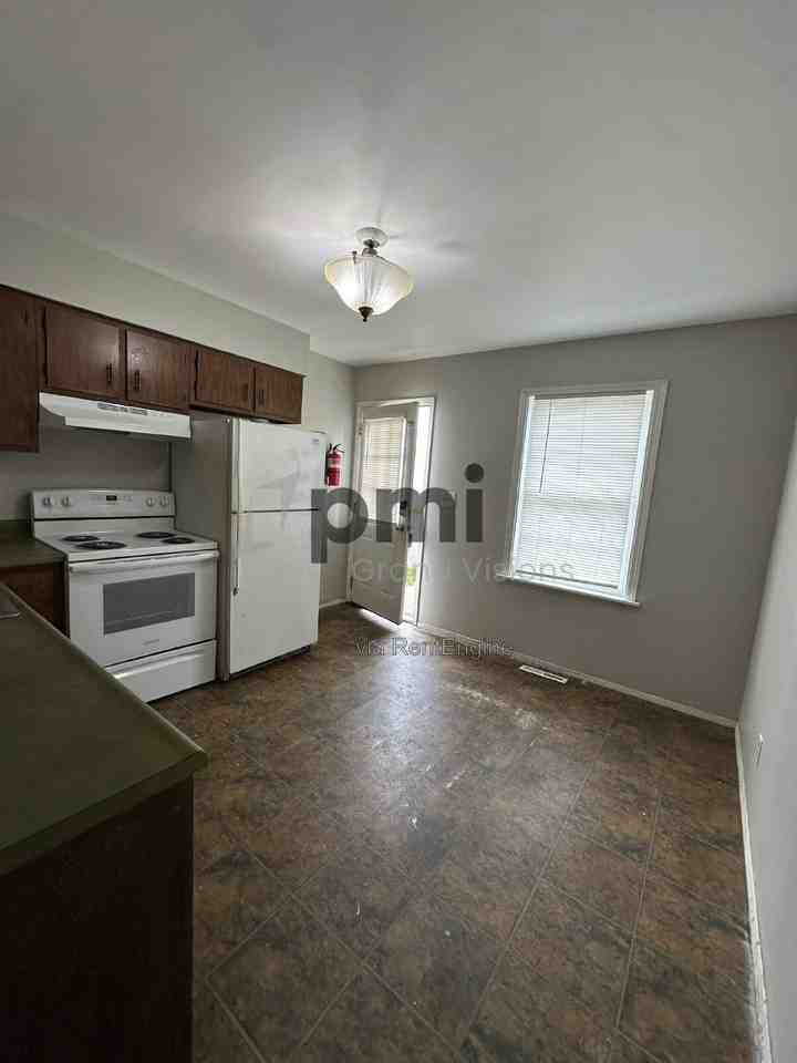 1624 University Dr - Photo 2 of 17