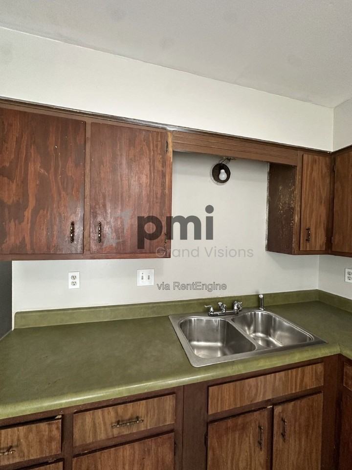 1624 University Dr - Photo 5 of 17