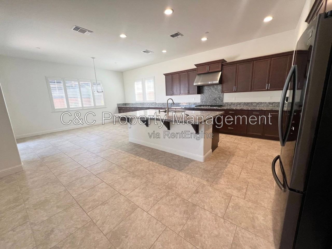 445 Russell Way - Photo 2 of 14