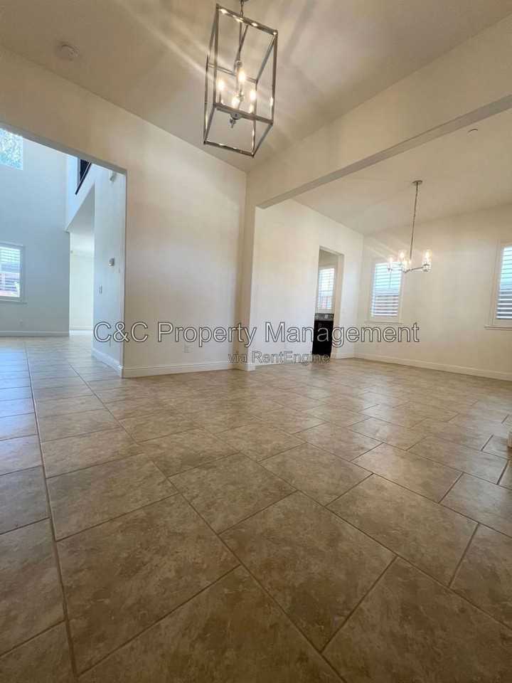 445 Russell Way - Photo 3 of 14