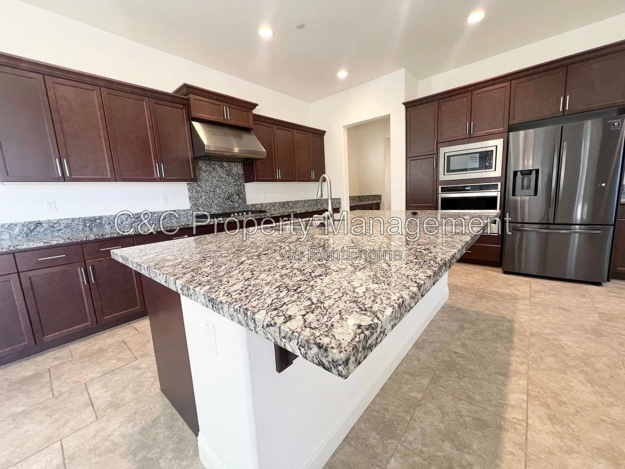 445 Russell Way - Photo 4 of 14