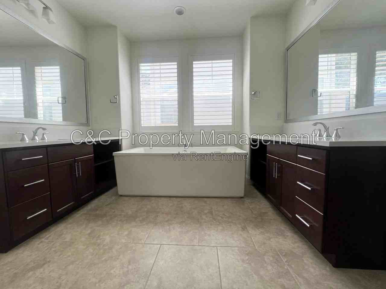 445 Russell Way - Photo 6 of 14