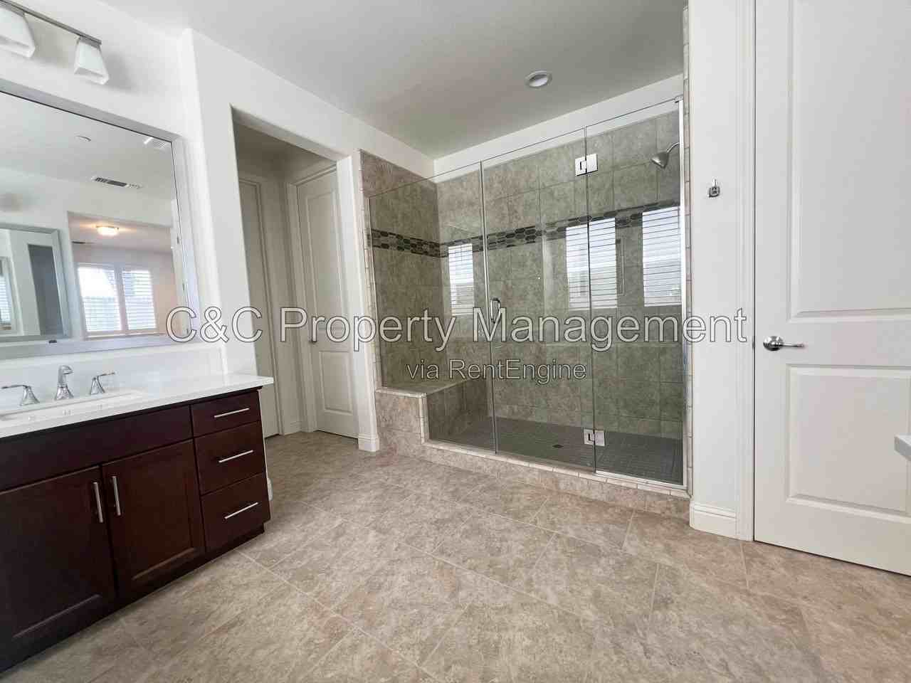 445 Russell Way - Photo 7 of 14