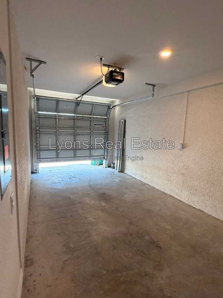 10499 Pendleton Ave - Photo 5 of 28