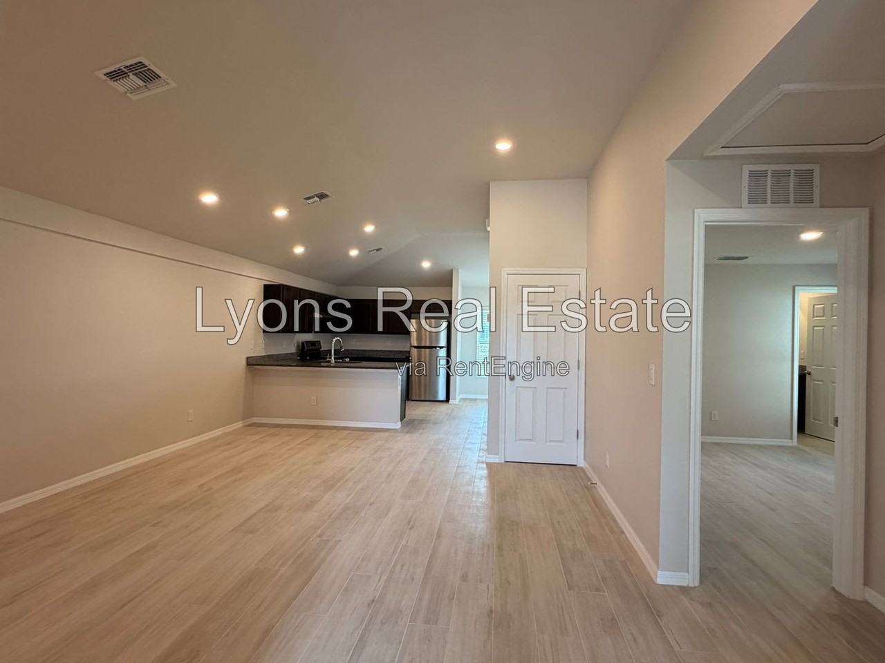 10499 Pendleton Ave - Photo 6 of 28