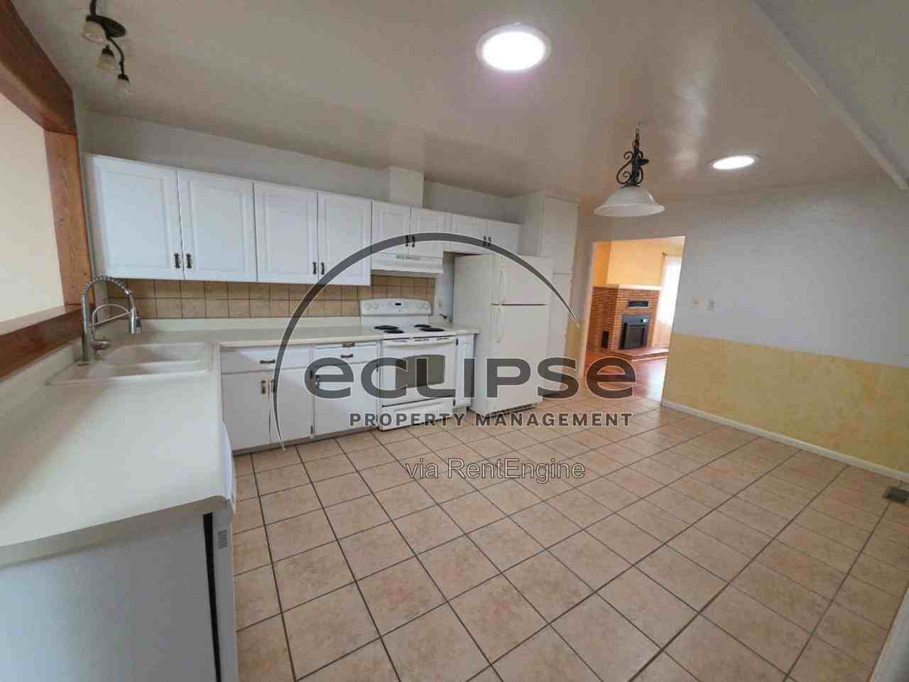 711 1st St - Photo 3 of 32