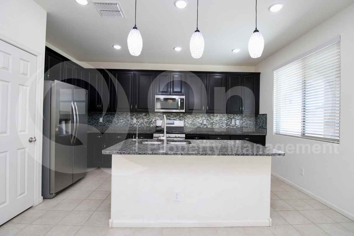 5353 W Desert Hollow Dr - Photo 4 of 32