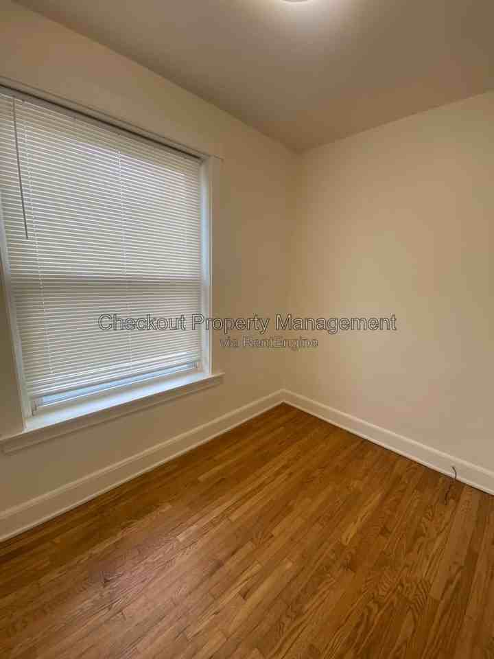 4421 Michigan Ave - Photo 4 of 10