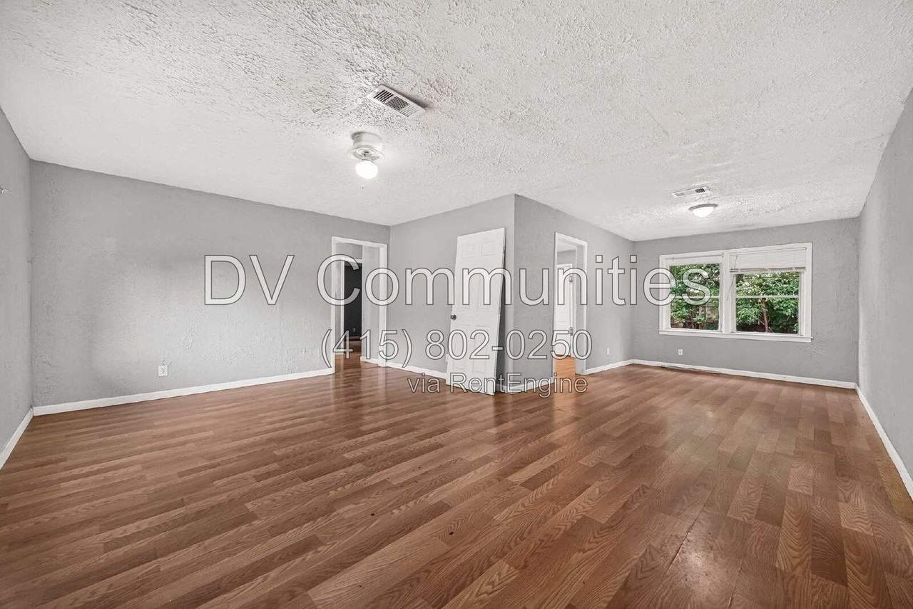 5910 Southtown St - Photo 7 of 40