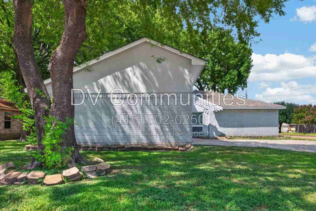 9747 Rocky Hollow Rd - Photo 4 of 46