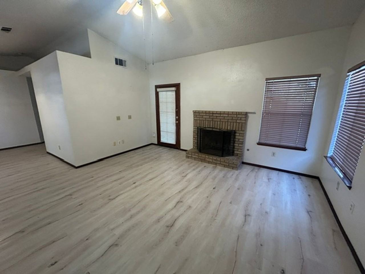 6025 W Paradise Ave - Photo 3 of 11