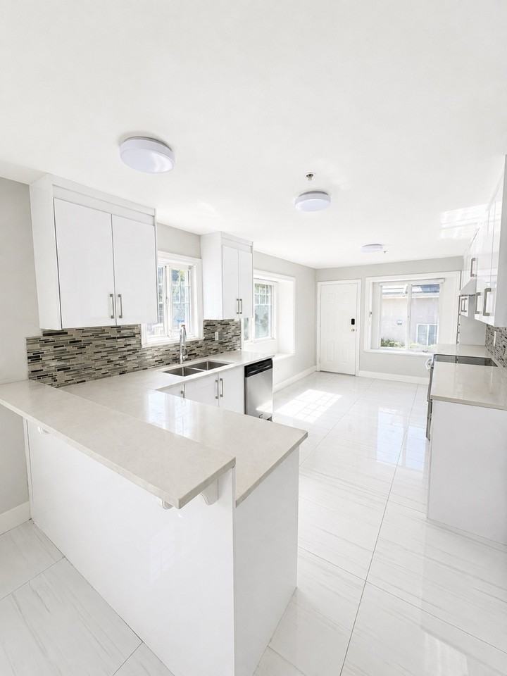 7577 Jasper Crescent - Photo 4 of 21