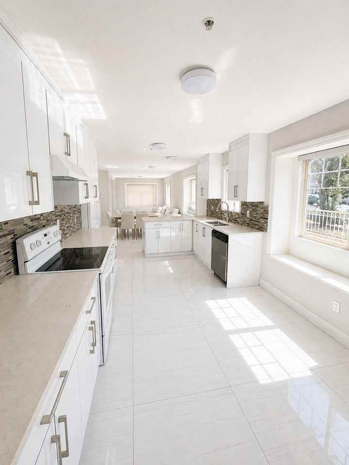 7577 Jasper Crescent - Photo 3 of 21