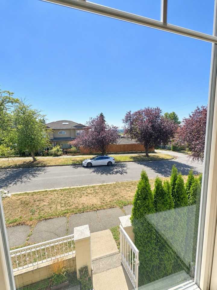 7577 Jasper Crescent - Photo 7 of 21