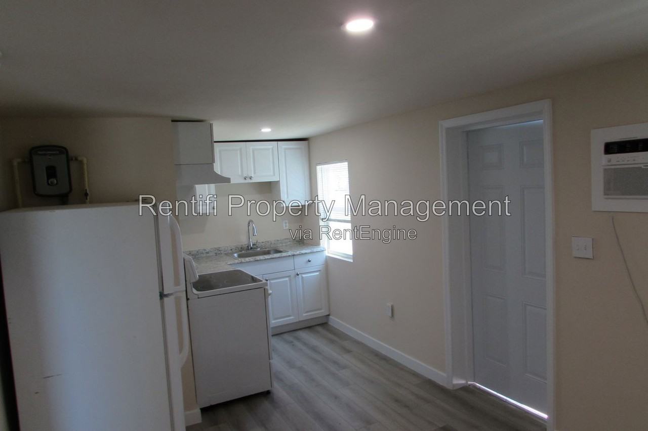 101 3rd St #4 - Photo 4 of 12