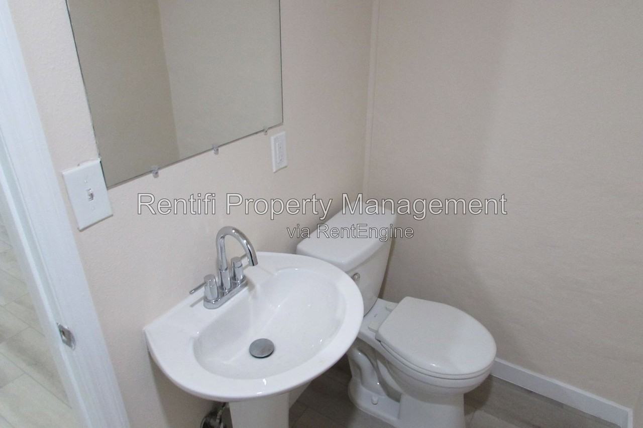 101 3rd St #4 - Photo 7 of 12