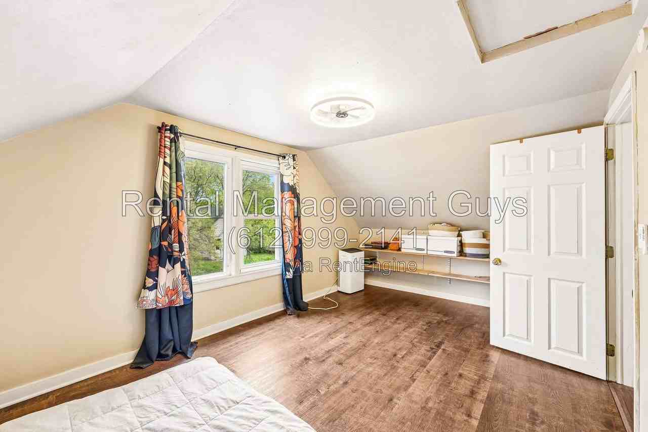 1074 Euclid St - Photo 5 of 25