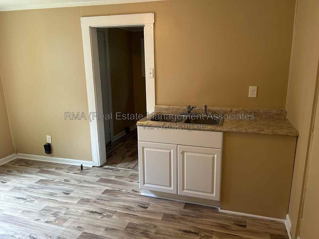 840 Friedman St - Photo 3 of 5
